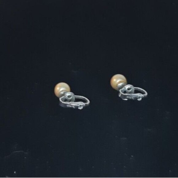 Vintage Trifari Faux Pearl Clip On Earrings - Picture 5 of 8